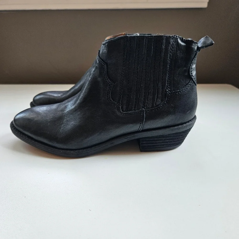 Comfortiva Black Leather Ankle Boots Womens 6.5W Wide Office Western Solid